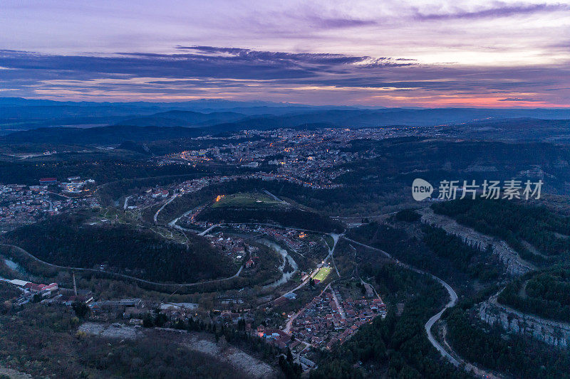 保加利亚，Veliko Tarnovo，令人惊叹的紫色日落天空